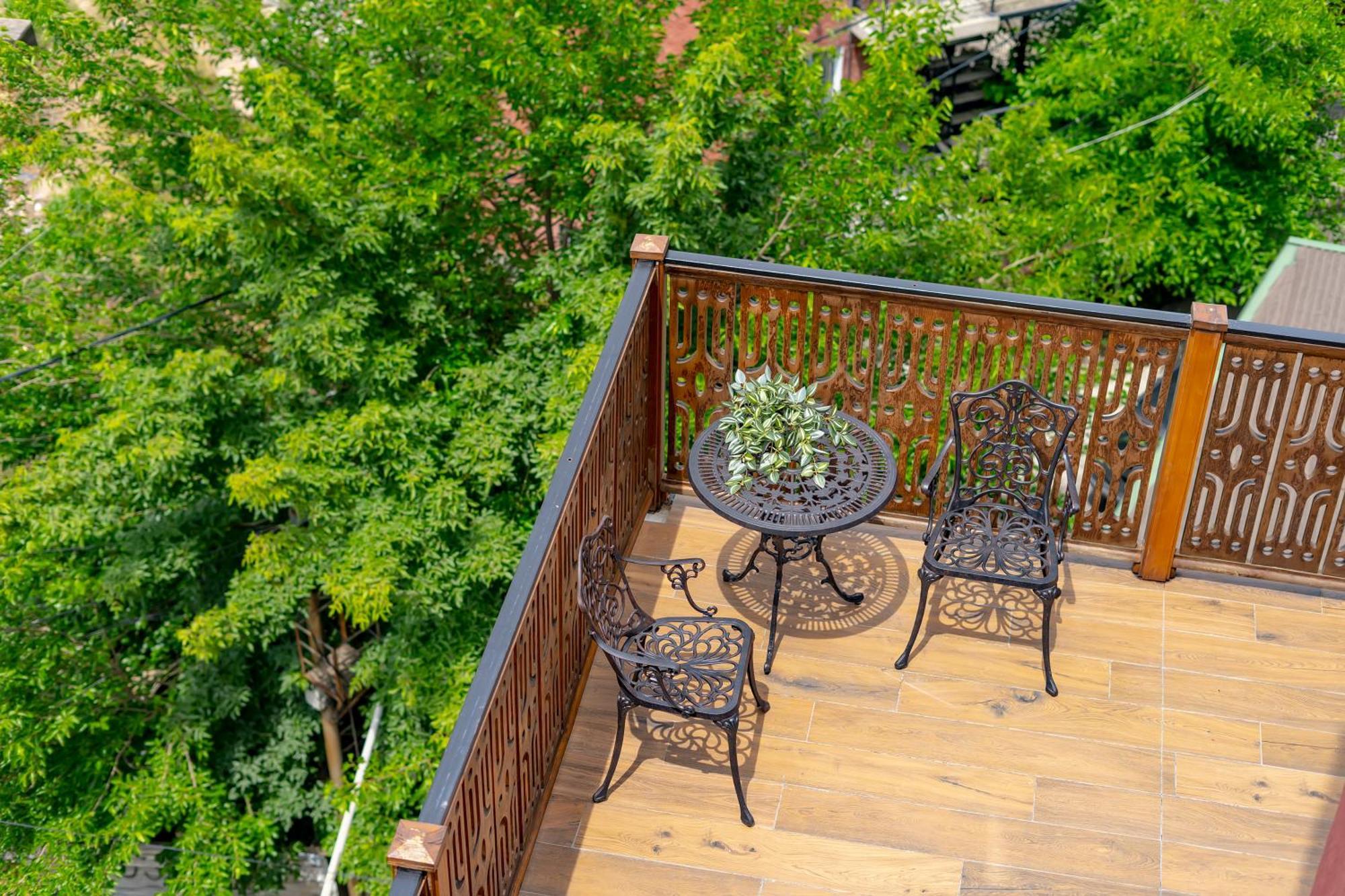 Iris Hotel Tbilisi Exteriör bild