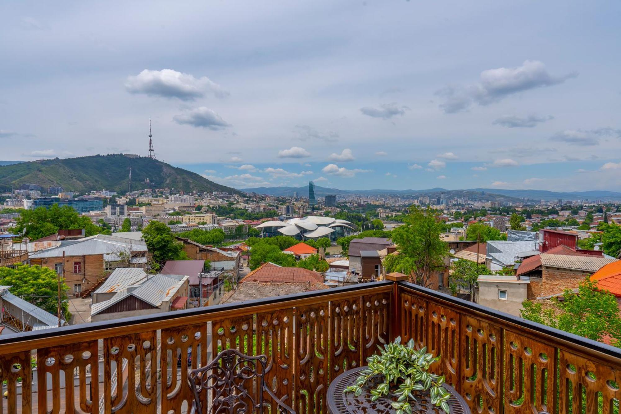 Iris Hotel Tbilisi Exteriör bild