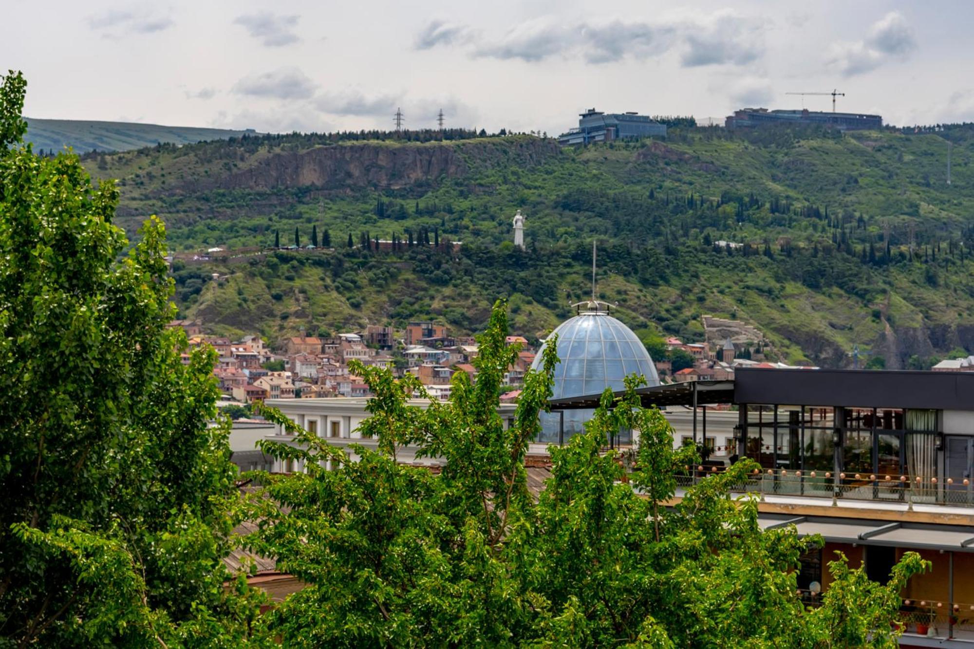 Iris Hotel Tbilisi Exteriör bild