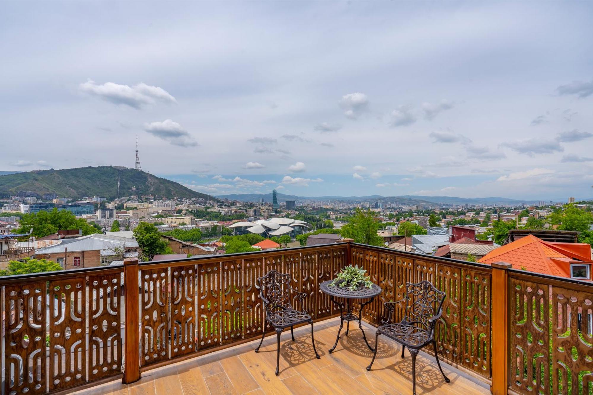 Iris Hotel Tbilisi Exteriör bild