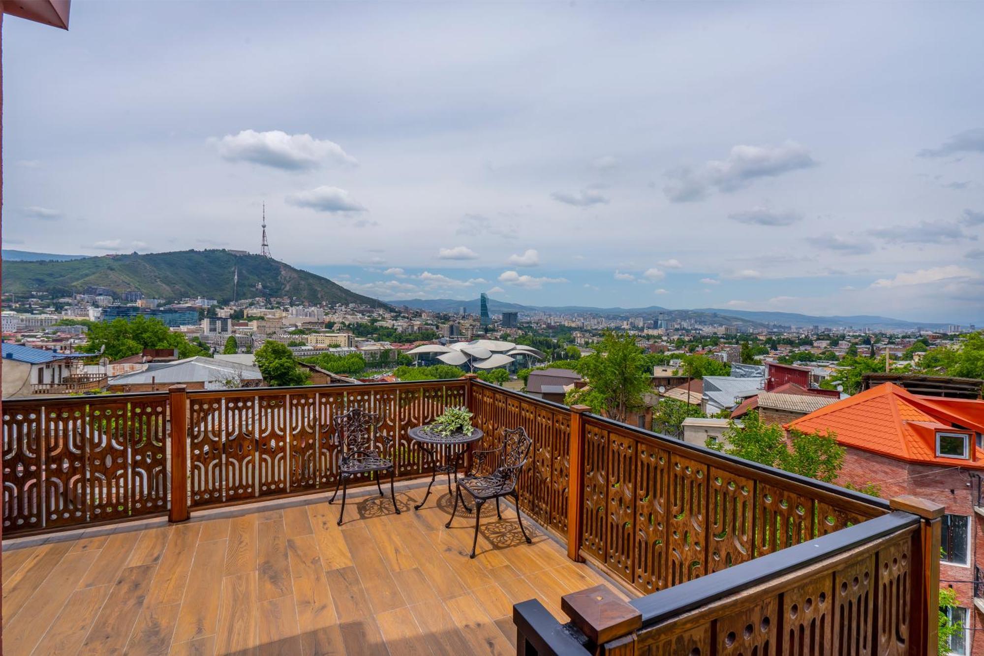 Iris Hotel Tbilisi Exteriör bild