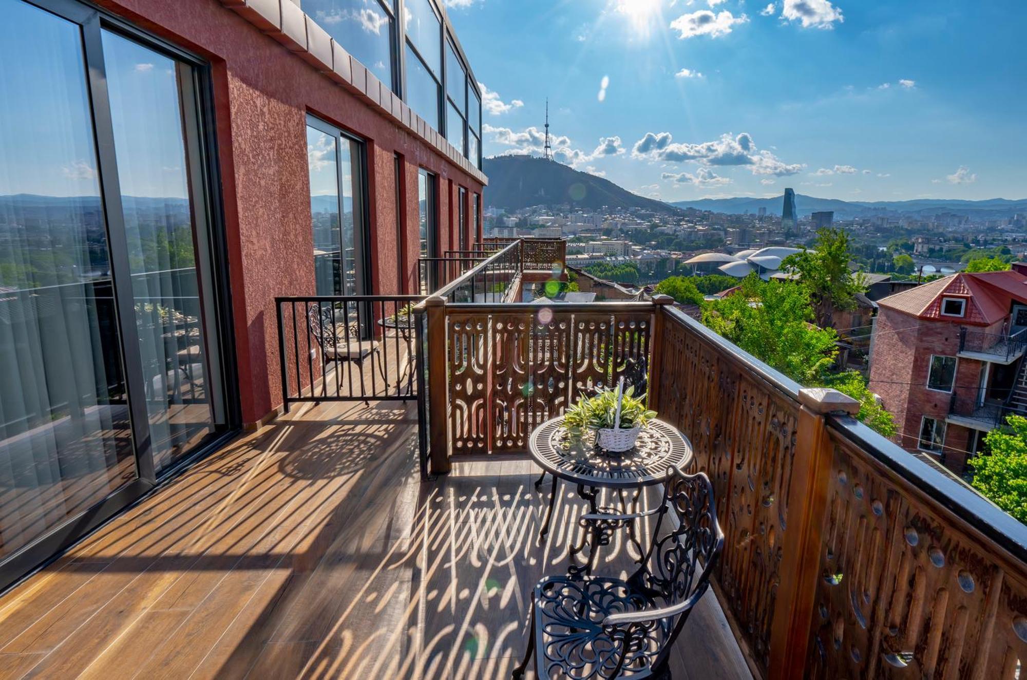 Iris Hotel Tbilisi Exteriör bild