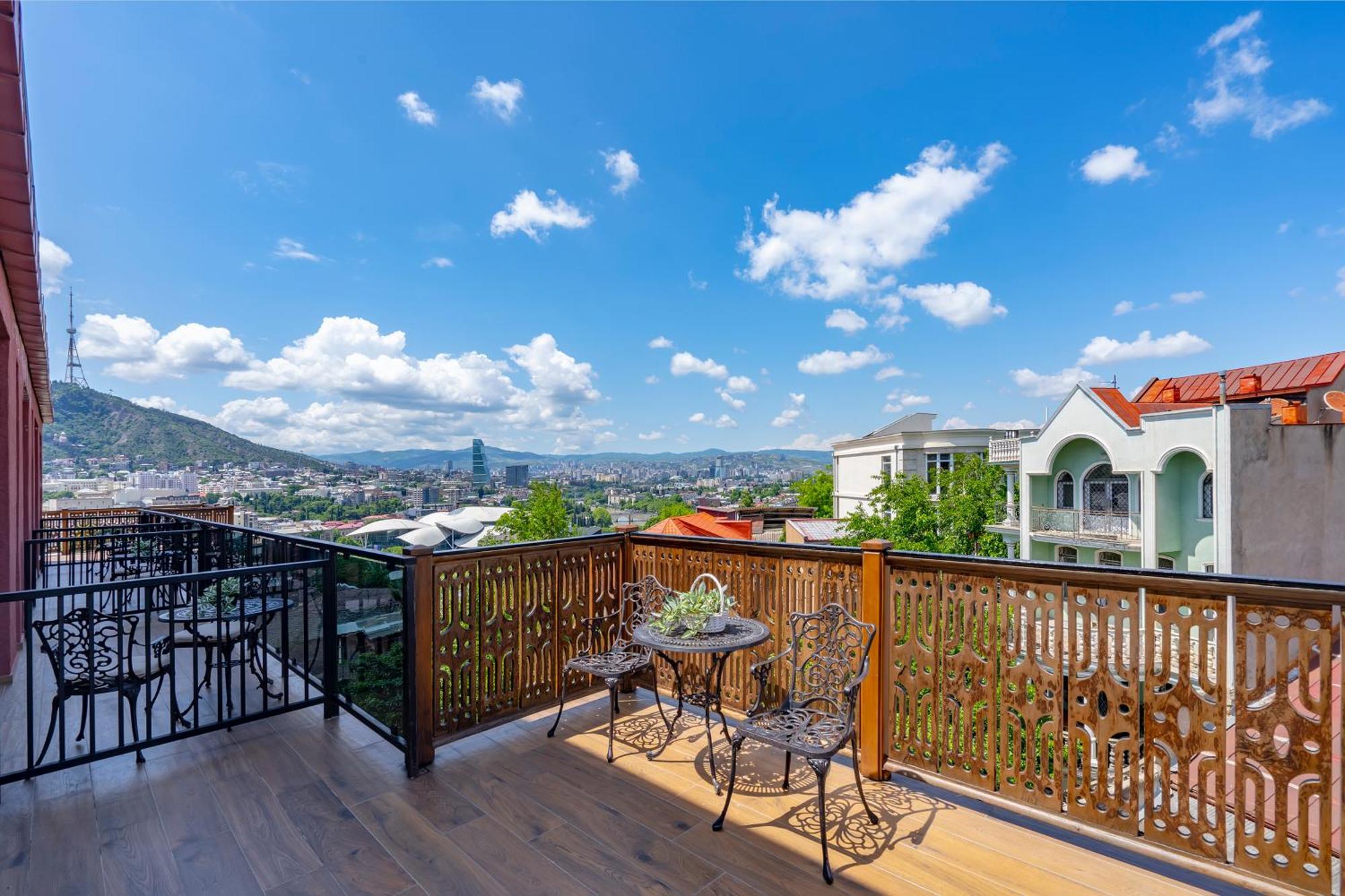 Iris Hotel Tbilisi Exteriör bild