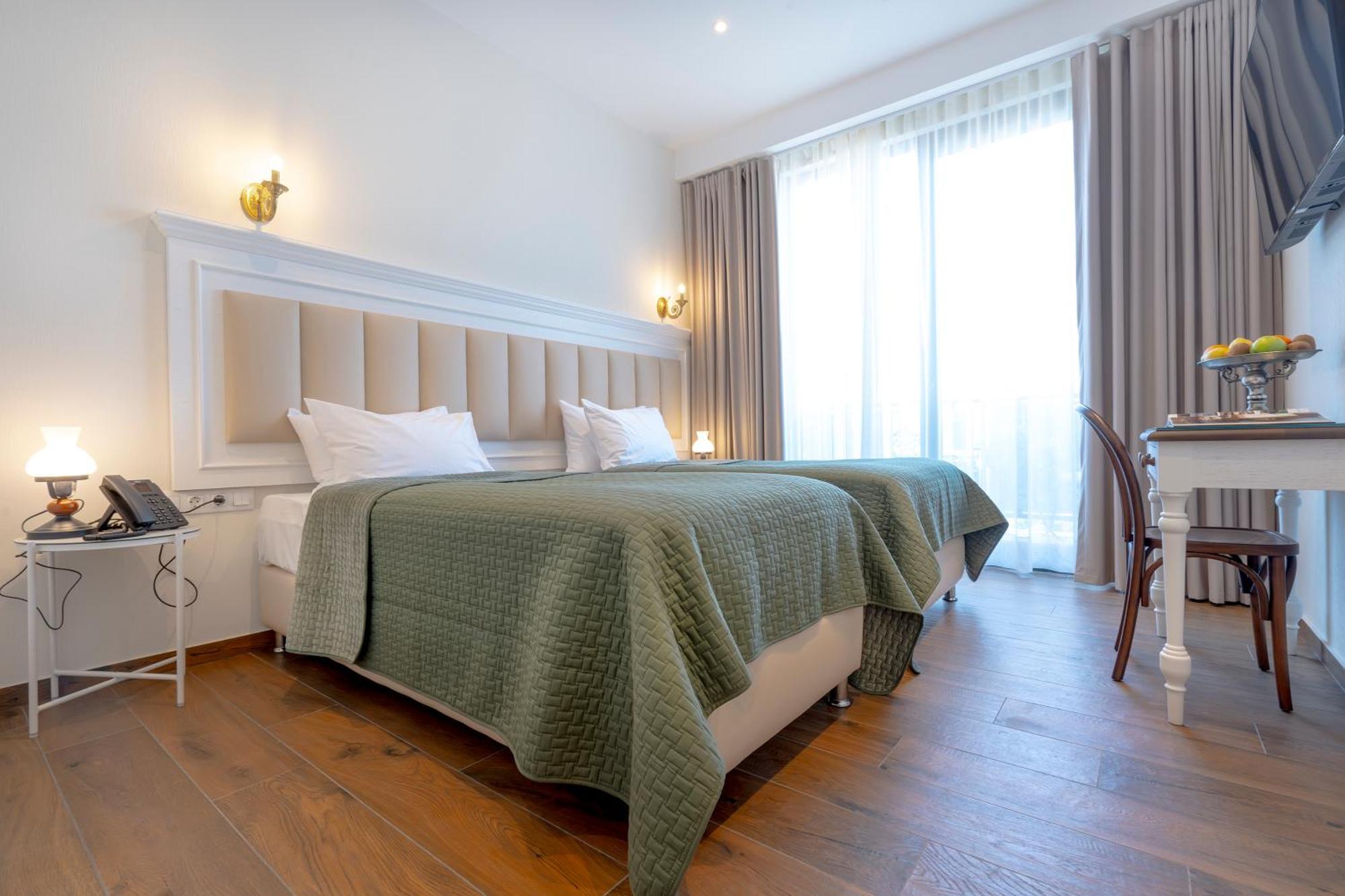 Iris Hotel Tbilisi Exteriör bild